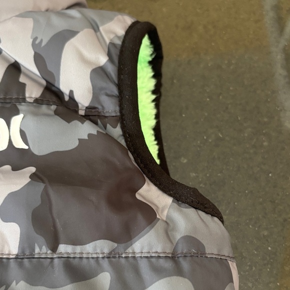 Hurley Camouflage Puffer Vest with Green Accents Size 24 months - Picture 3 of 10